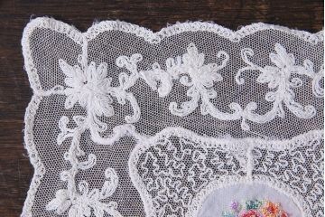 アンティーク雑貨　イギリスビンテージ　カラフルな花のプチポワン刺繍が愛らしいドイリー(レース、クロス)(1)