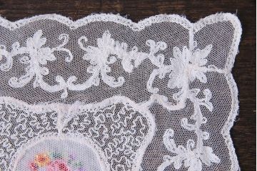 アンティーク雑貨　イギリスビンテージ　カラフルな花のプチポワン刺繍が愛らしいドイリー(レース、クロス)(1)