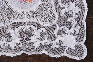 アンティーク雑貨　イギリスビンテージ　カラフルな花のプチポワン刺繍が愛らしいドイリー(レース、クロス)(1)