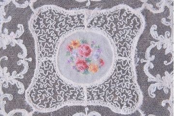 アンティーク雑貨　イギリスビンテージ　カラフルな花のプチポワン刺繍が愛らしいドイリー(レース、クロス)(1)