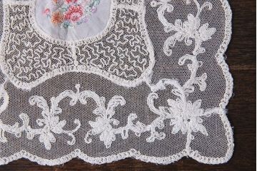 アンティーク雑貨　イギリスビンテージ　カラフルな花のプチポワン刺繍が愛らしいドイリー(レース、クロス)(2)