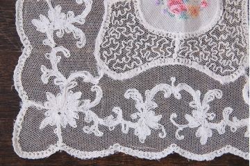 アンティーク雑貨　イギリスビンテージ　カラフルな花のプチポワン刺繍が愛らしいドイリー(レース、クロス)(2)