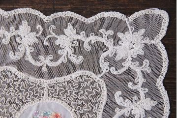 アンティーク雑貨　イギリスビンテージ　カラフルな花のプチポワン刺繍が愛らしいドイリー(レース、クロス)(2)