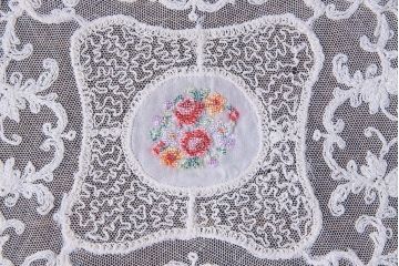 アンティーク雑貨　イギリスビンテージ　カラフルな花のプチポワン刺繍が愛らしいドイリー(レース、クロス)(3)