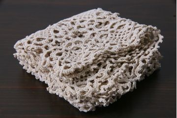 アンティーク雑貨　イギリス製　薄茶色であたたかな印象のドイリー(レース、クロス)