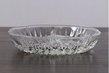 アンティーク雑貨　イギリス製　仕切り付きのデザインが魅力のキャンディプレート(小皿、プレスガラス)