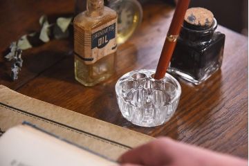アンティーク雑貨　イギリス　シンプルなデザインのガラス製フラワーホルダー(ペン立て)