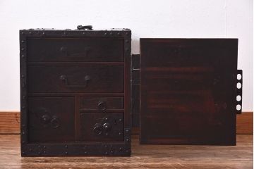 アンティーク家具　古民具　ケヤキ材　重厚な佇まいが魅力的な明治期の船箪笥(掛硯型、懸硯型、舟箪笥、タンス)(小)
