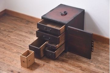 アンティーク家具　古民具　ケヤキ材　重厚な佇まいが魅力的な明治期の船箪笥(掛硯型、懸硯型、舟箪笥、タンス)(小)