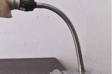 アンティーク雑貨　昭和レトロ　シャビーな質感のアルミ製クリップ式デスクスタンド(卓上ライト、照明)
