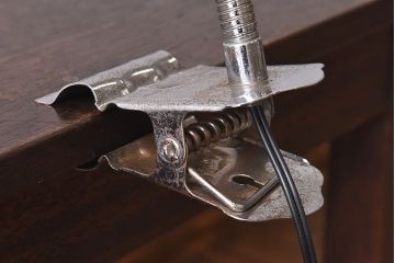 アンティーク雑貨　昭和レトロ　シャビーな質感のアルミ製クリップ式デスクスタンド(卓上ライト、照明)
