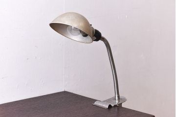 アンティーク雑貨　昭和レトロ　シャビーな質感のアルミ製クリップ式デスクスタンド(卓上ライト、照明)