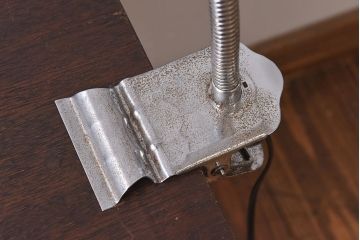 アンティーク雑貨　昭和レトロ　シャビーな質感のアルミ製クリップ式デスクスタンド(卓上ライト、照明)