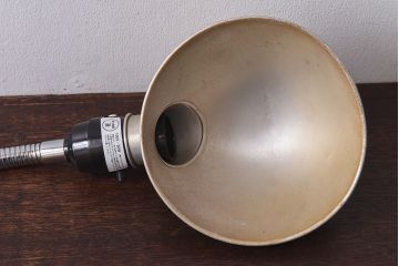 アンティーク雑貨　昭和レトロ　シャビーな質感のアルミ製クリップ式デスクスタンド(卓上ライト、照明)