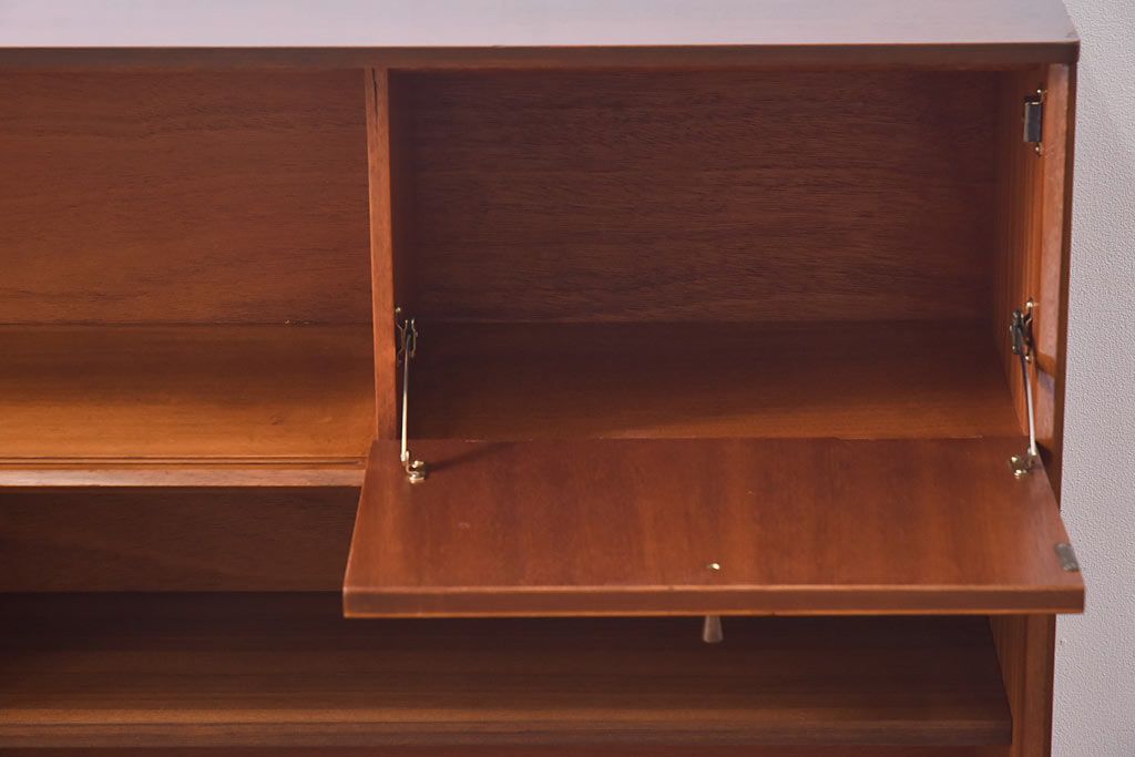 北欧家具　G-PLAN(ジープラン)　BBシリーズ(Black&Brass)のキャビネット(収納棚、サイドキャビネット)