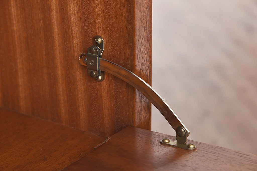 北欧家具　G-PLAN(ジープラン)　BBシリーズ(Black&Brass)のキャビネット(収納棚、サイドキャビネット)