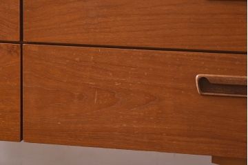ヴィンテージ家具　北欧ビンテージ　チーク材　スリムな脚がおしゃれなサイドチェスト(引き出し、サイドボード)