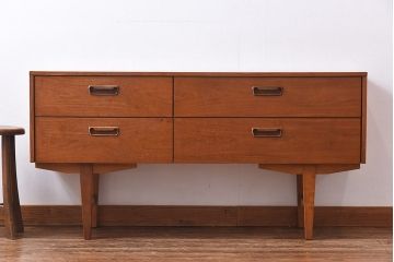 ヴィンテージ家具　北欧ビンテージ　チーク材　スリムな脚がおしゃれなサイドチェスト(引き出し、サイドボード)