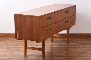 ヴィンテージ家具　北欧ビンテージ　チーク材　スリムな脚がおしゃれなサイドチェスト(引き出し、サイドボード)