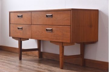 ヴィンテージ家具　北欧ビンテージ　チーク材　スリムな脚がおしゃれなサイドチェスト(引き出し、サイドボード)