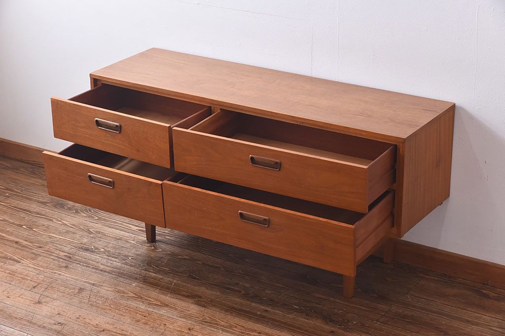 ヴィンテージ家具　北欧ビンテージ　チーク材　スリムな脚がおしゃれなサイドチェスト(引き出し、サイドボード)
