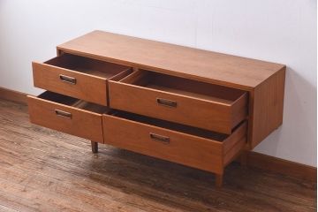 ヴィンテージ家具　北欧ビンテージ　チーク材　スリムな脚がおしゃれなサイドチェスト(引き出し、サイドボード)