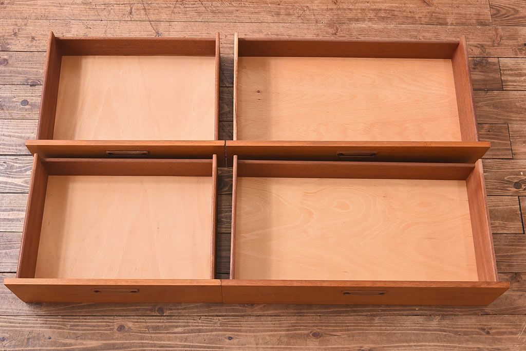 ヴィンテージ家具　北欧ビンテージ　チーク材　スリムな脚がおしゃれなサイドチェスト(引き出し、サイドボード)