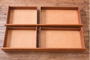 ヴィンテージ家具　北欧ビンテージ　チーク材　スリムな脚がおしゃれなサイドチェスト(引き出し、サイドボード)