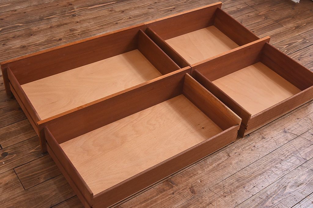 ヴィンテージ家具　北欧ビンテージ　チーク材　スリムな脚がおしゃれなサイドチェスト(引き出し、サイドボード)