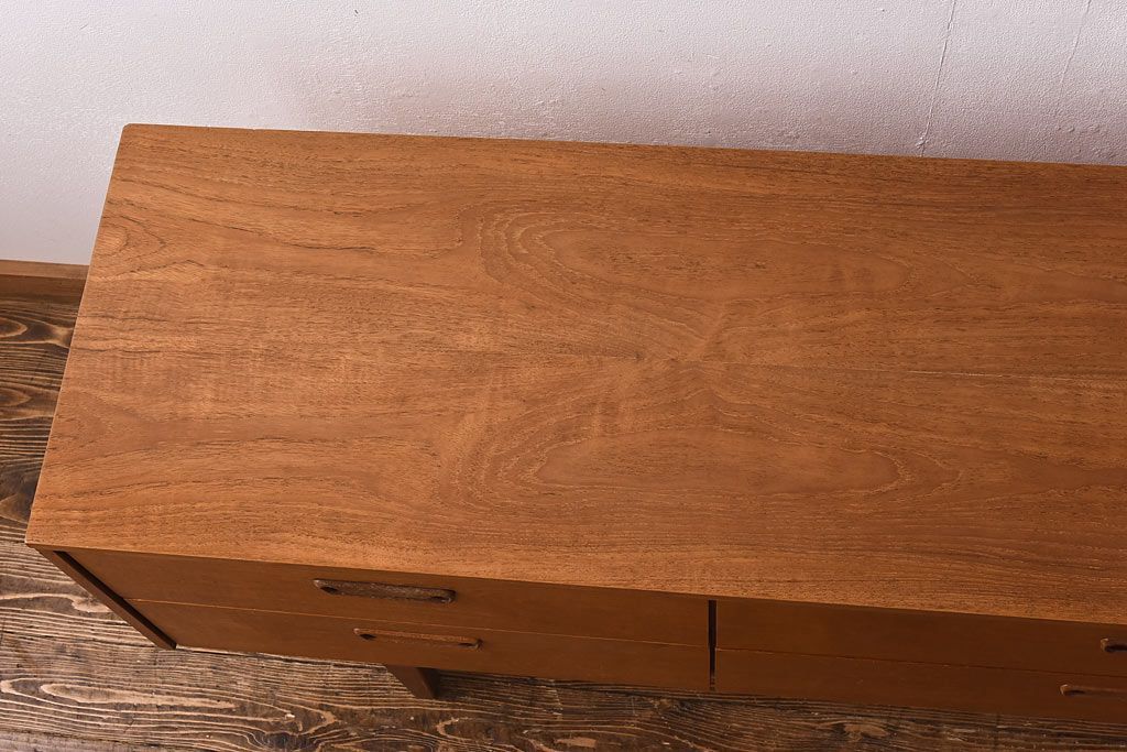 ヴィンテージ家具　北欧ビンテージ　チーク材　スリムな脚がおしゃれなサイドチェスト(引き出し、サイドボード)