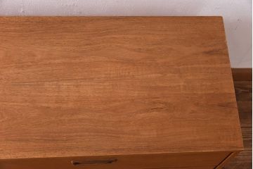 ヴィンテージ家具　北欧ビンテージ　チーク材　スリムな脚がおしゃれなサイドチェスト(引き出し、サイドボード)