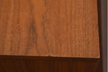 ヴィンテージ家具　北欧ビンテージ　チーク材　スリムな脚がおしゃれなサイドチェスト(引き出し、サイドボード)