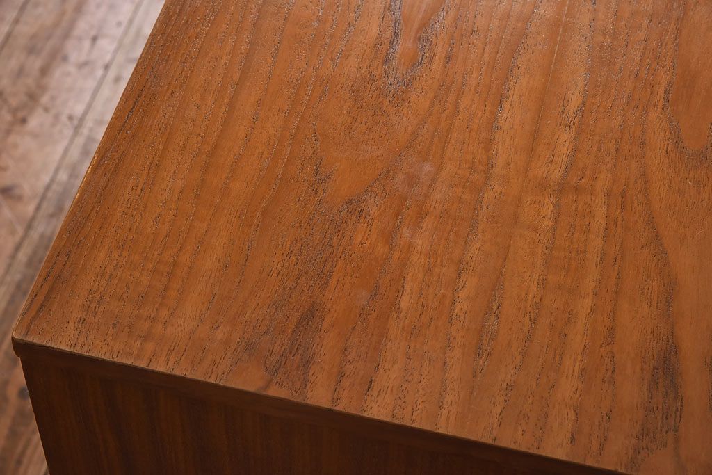 ヴィンテージ家具　北欧ビンテージ　チーク材　スリムな脚がおしゃれなサイドチェスト(引き出し、サイドボード)