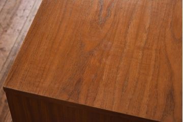 ヴィンテージ家具　北欧ビンテージ　チーク材　スリムな脚がおしゃれなサイドチェスト(引き出し、サイドボード)