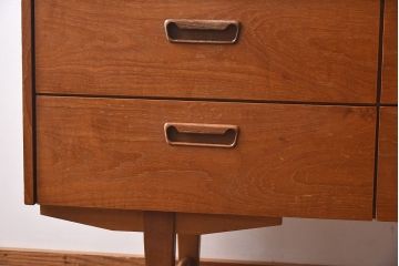 ヴィンテージ家具　北欧ビンテージ　チーク材　スリムな脚がおしゃれなサイドチェスト(引き出し、サイドボード)