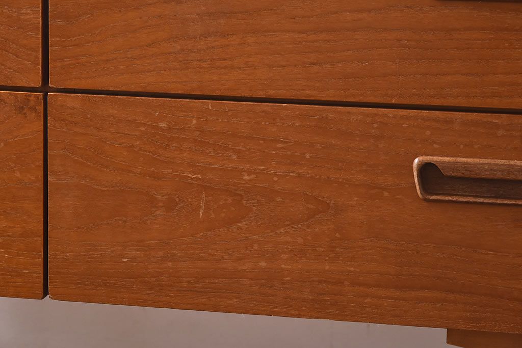 ヴィンテージ家具　北欧ビンテージ　チーク材　スリムな脚がおしゃれなサイドチェスト(引き出し、サイドボード)