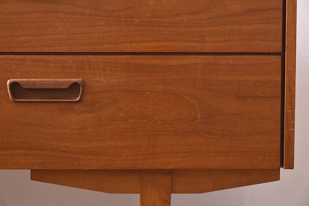 ヴィンテージ家具　北欧ビンテージ　チーク材　スリムな脚がおしゃれなサイドチェスト(引き出し、サイドボード)