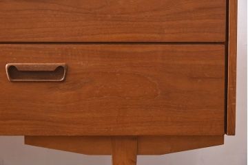 ヴィンテージ家具　北欧ビンテージ　チーク材　スリムな脚がおしゃれなサイドチェスト(引き出し、サイドボード)