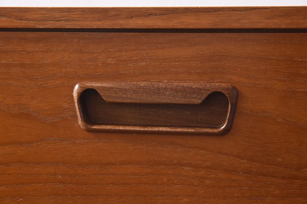 ヴィンテージ家具　北欧ビンテージ　チーク材　スリムな脚がおしゃれなサイドチェスト(引き出し、サイドボード)