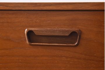 ヴィンテージ家具　北欧ビンテージ　チーク材　スリムな脚がおしゃれなサイドチェスト(引き出し、サイドボード)