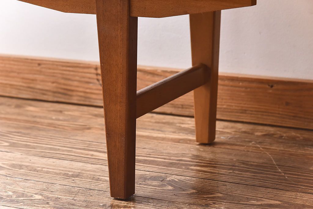 ヴィンテージ家具　北欧ビンテージ　チーク材　スリムな脚がおしゃれなサイドチェスト(引き出し、サイドボード)