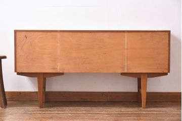 ヴィンテージ家具　北欧ビンテージ　チーク材　スリムな脚がおしゃれなサイドチェスト(引き出し、サイドボード)