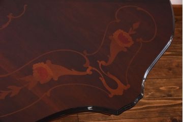 イタリア製　中古　象嵌入りの優雅なダイニングテーブル
