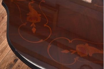 イタリア製　中古　象嵌入りの優雅なダイニングテーブル
