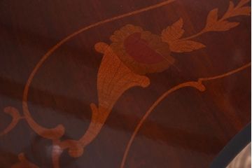 イタリア製　中古　象嵌入りの優雅なダイニングテーブル