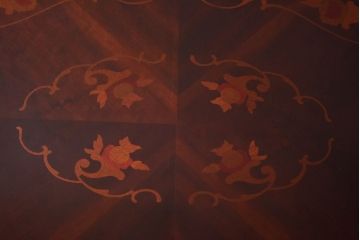 イタリア製　中古　象嵌入りの優雅なダイニングテーブル