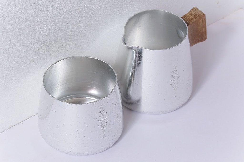 アンティーク雑貨　イギリス　SONA　木製の取っ手が可愛らしいミルクジャグ&シュガーポットセット(クリーマー、シュガーボウル)