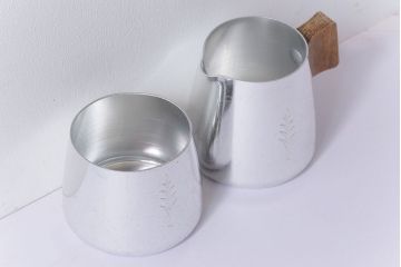 アンティーク雑貨　イギリス　SONA　木製の取っ手が可愛らしいミルクジャグ&シュガーポットセット(クリーマー、シュガーボウル)