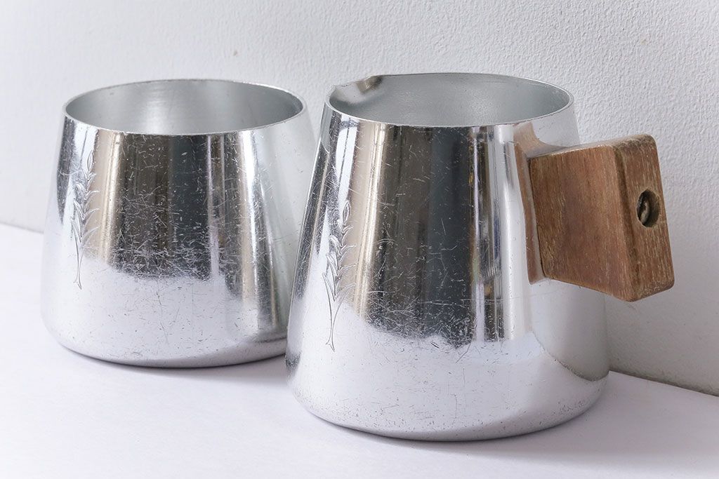 アンティーク雑貨　イギリス　SONA　木製の取っ手が可愛らしいミルクジャグ&シュガーポットセット(クリーマー、シュガーボウル)