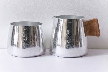 アンティーク雑貨　イギリス　SONA　木製の取っ手が可愛らしいミルクジャグ&シュガーポットセット(クリーマー、シュガーボウル)